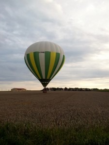 Ballon über einem Feld