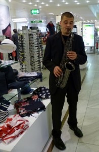 Saxophonspieler in der Galeria Kaufhof