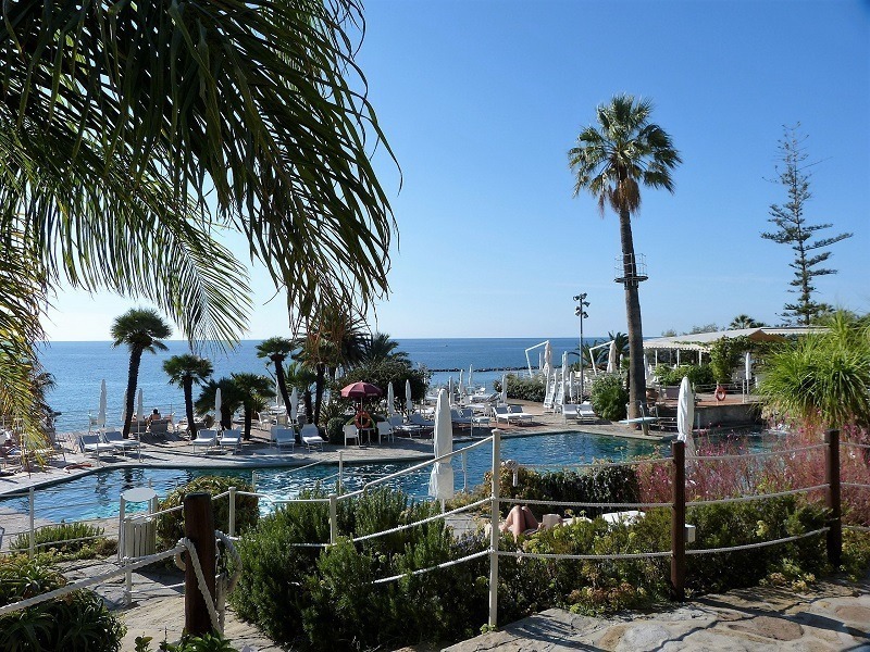 Pool vom Royal Hotel Sanremo mit Blick auf das Meer