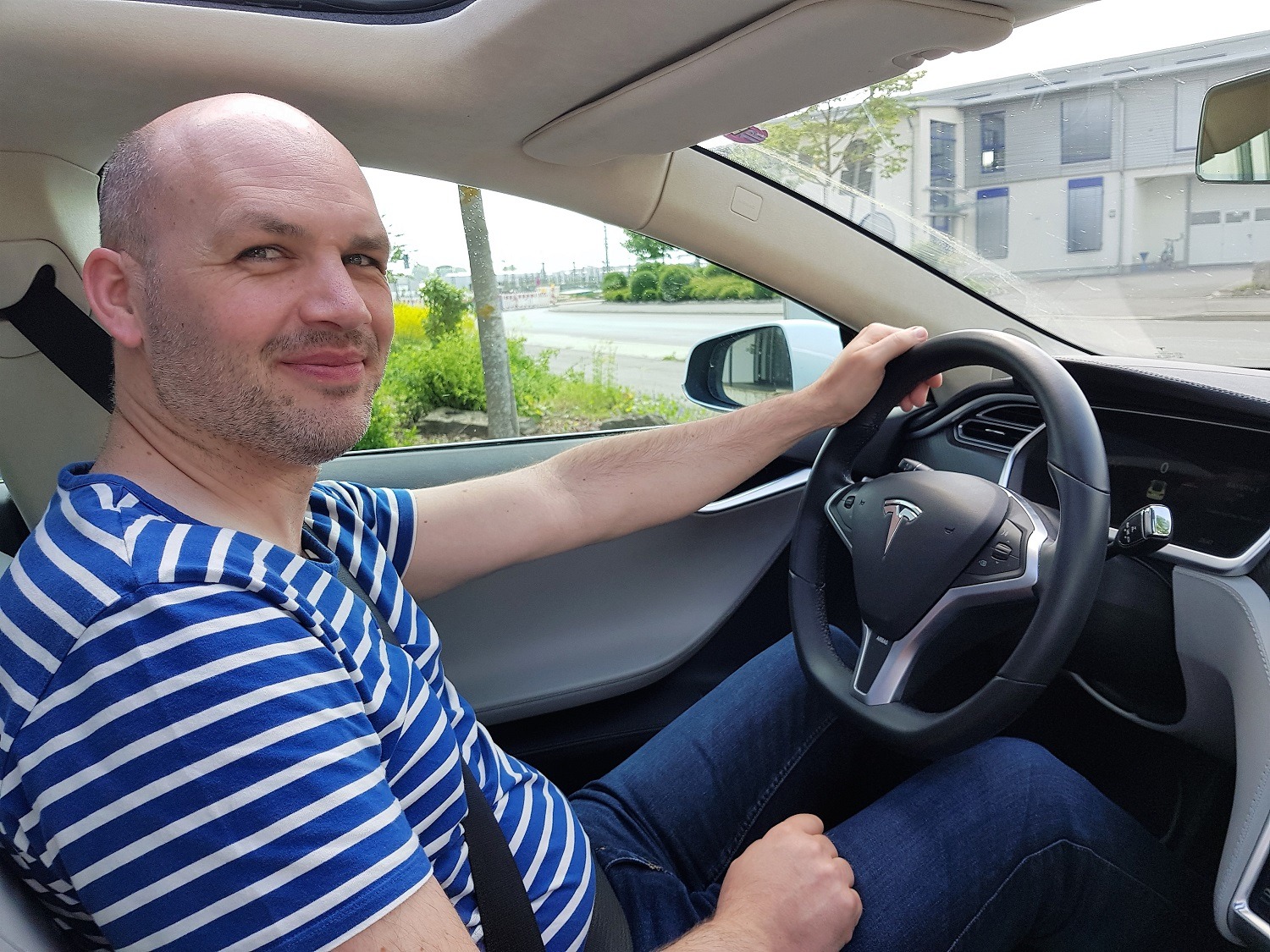 Heiko Kunkel im Tesla Model S