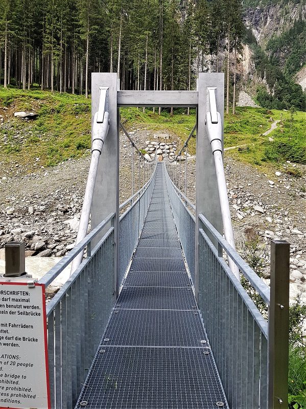 Hängebrücke auf dem Weg zu Berndlalm im Salzburger Land