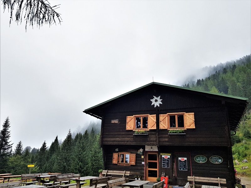 Die Bertahütte in Kärnten im Nebel - Hüttenkult