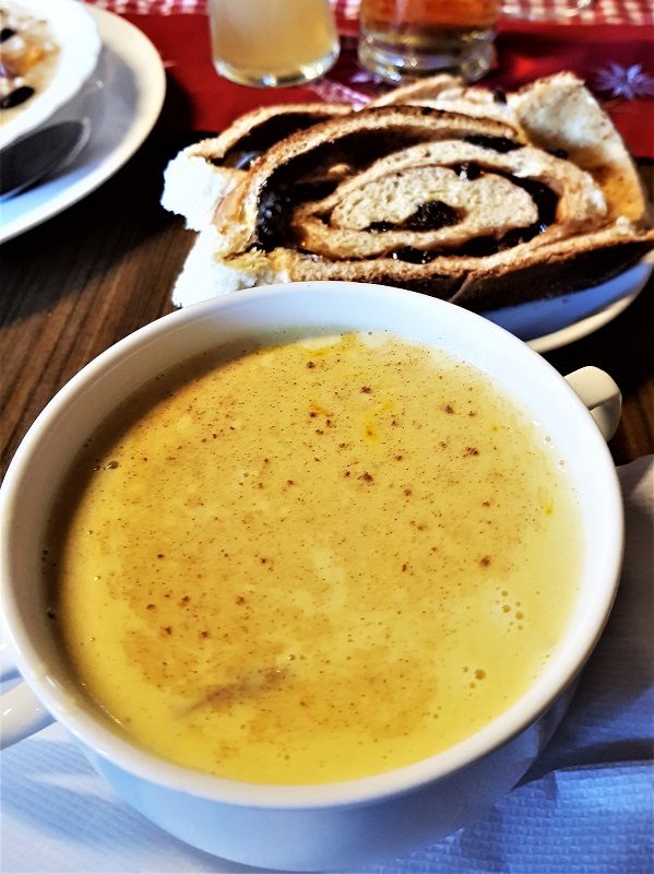 Gelbe Suppe mit Reindling zur Eröffnung vom Hüttenkult