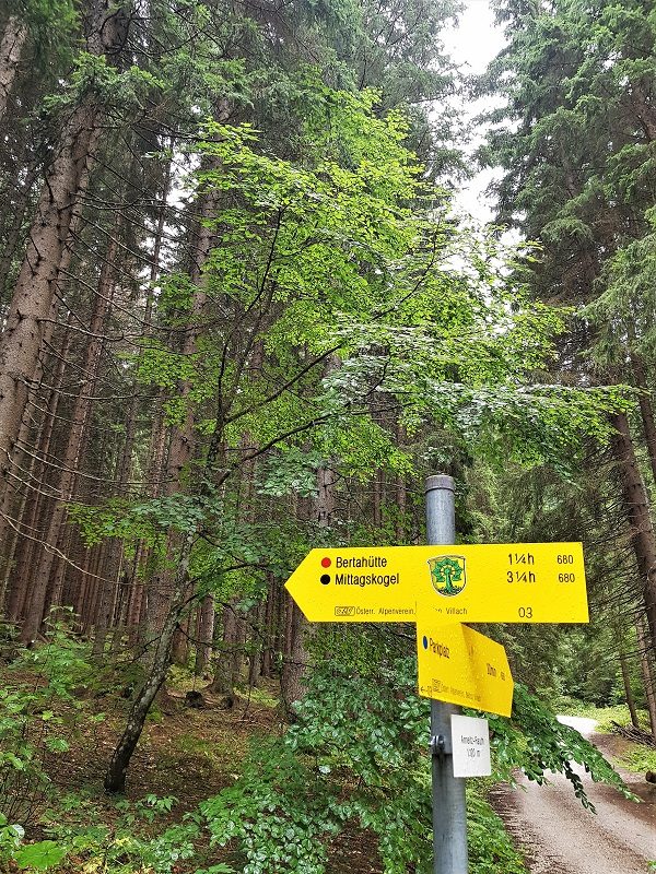 Wegweiser zur Bertahütte in Kärnten - Hüttenkult