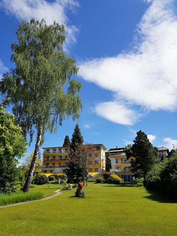 Blick auf das Hotel „Das-Moser“ am Faaker See - Panoramaweg Südalpen