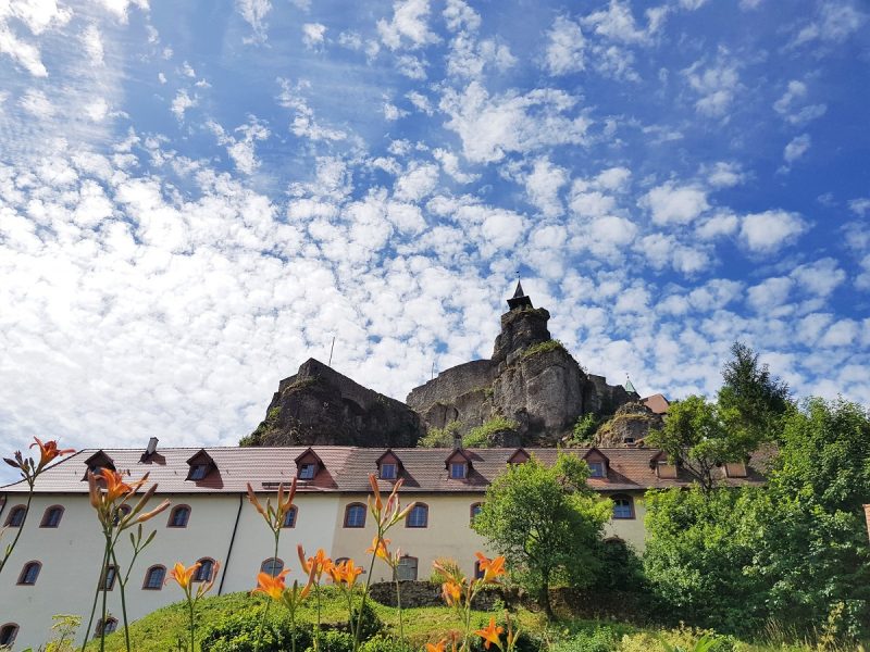 Wanderung im Nürnberger Land mit Blick auf die Burg Hohenstein