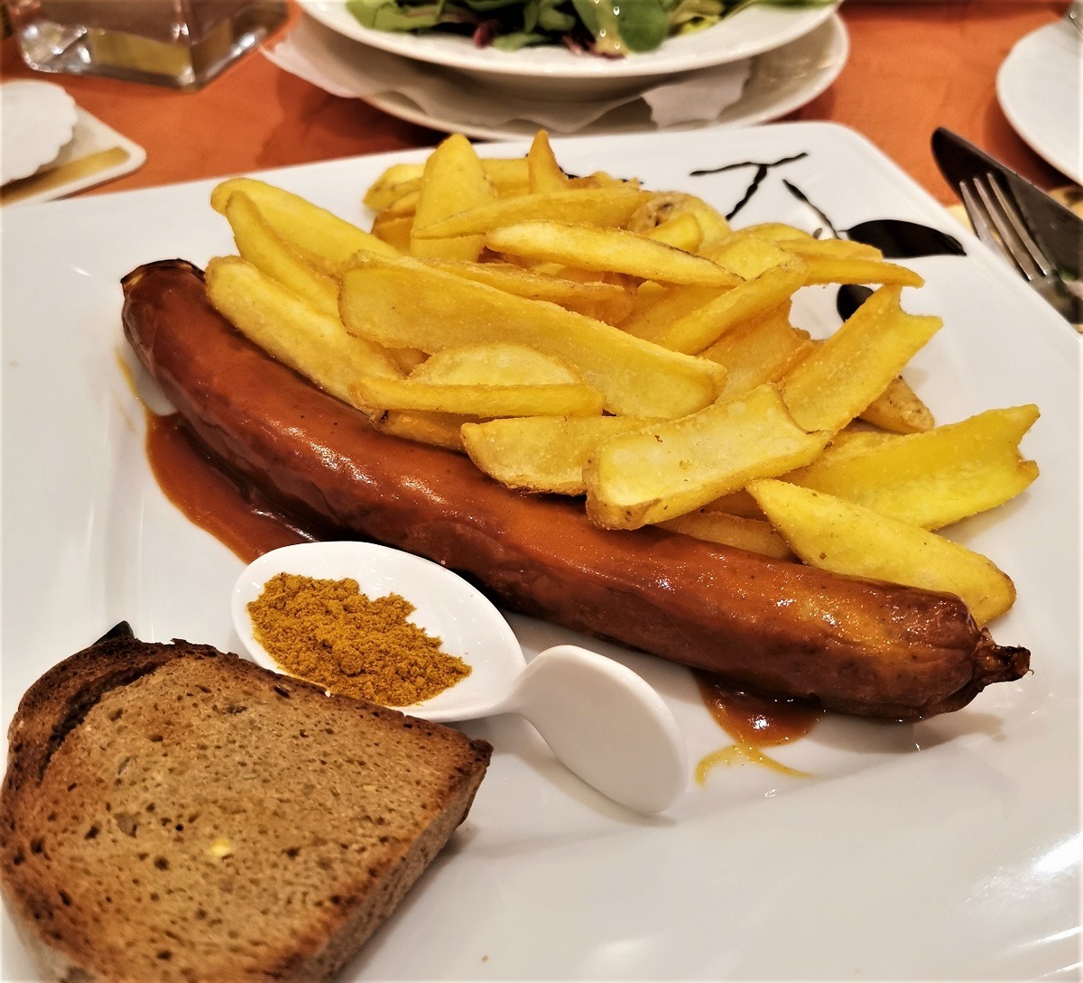 Currywurst in der Hubertusklause auf der Insel Juist