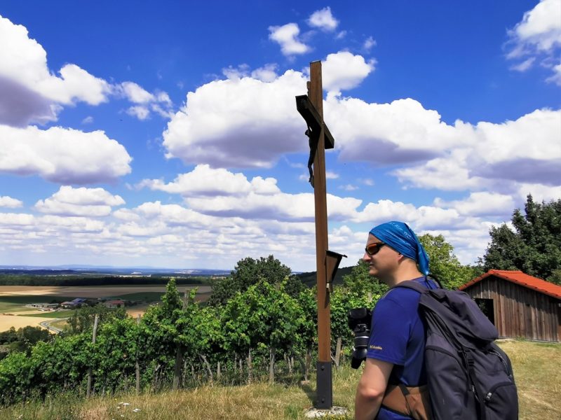 Marco am Aussichtspunkt „Eulenblick“ mit herrlichem Blick auf Michelau - Wanderung Rund um den Zabelstein