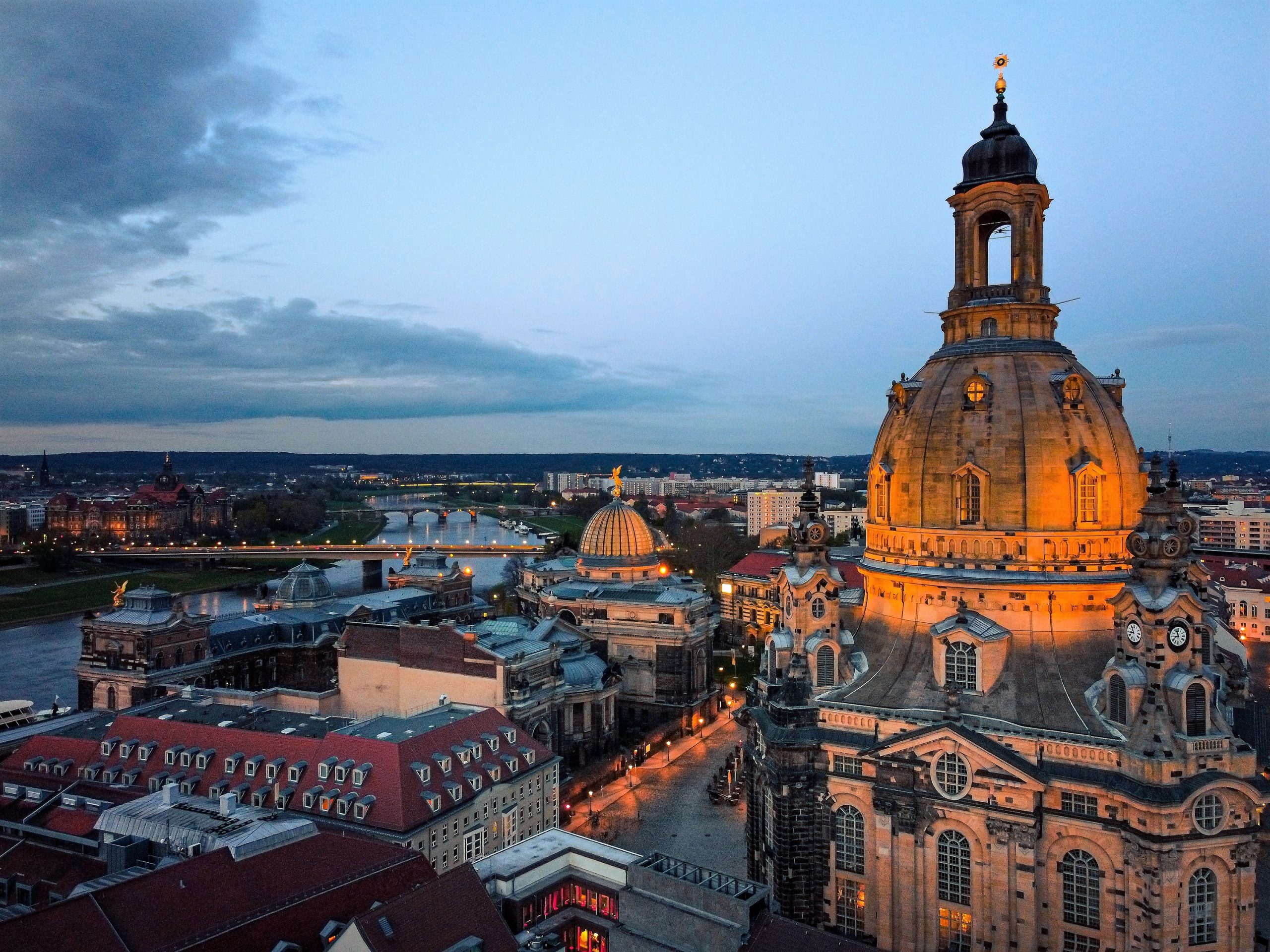 Die Frauenkirche in Dresden in der Abenddämmerung - #AltesBlechAlteGrenze