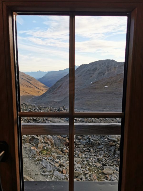 Blick aus dem Fenster auf der Similaunhütte Richtung Vent