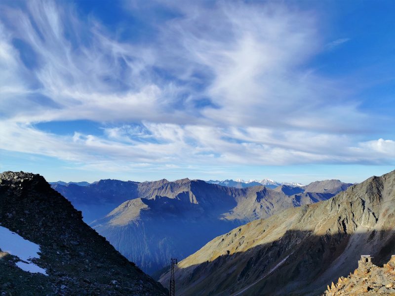 Blick aus der Similaunhütte Richtung Südtirol an einem Morgen