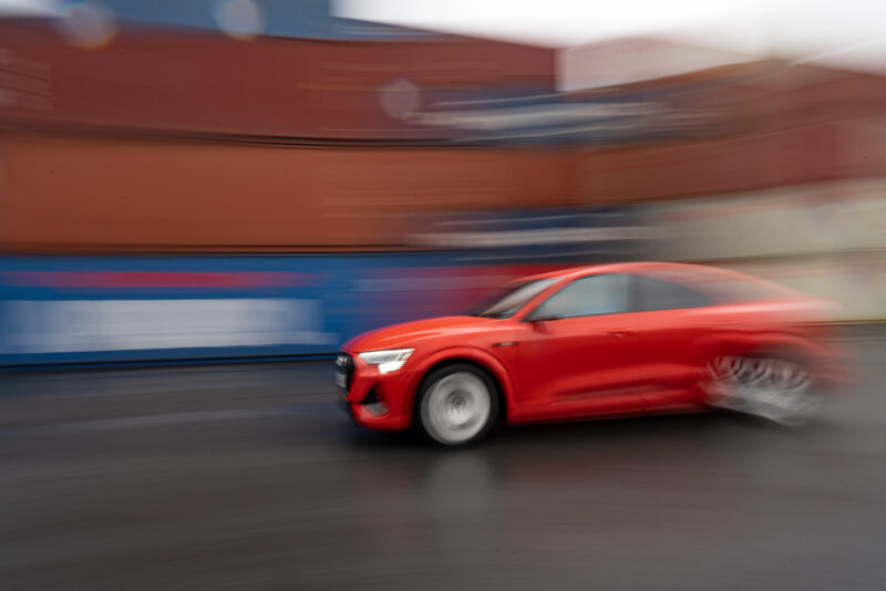 Audi e-tron S Sportback in Fahrt