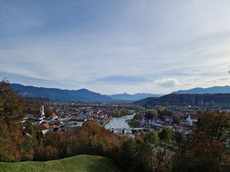 Die Stadt Bad Tölz vom Kalvarienberg aus gesehen