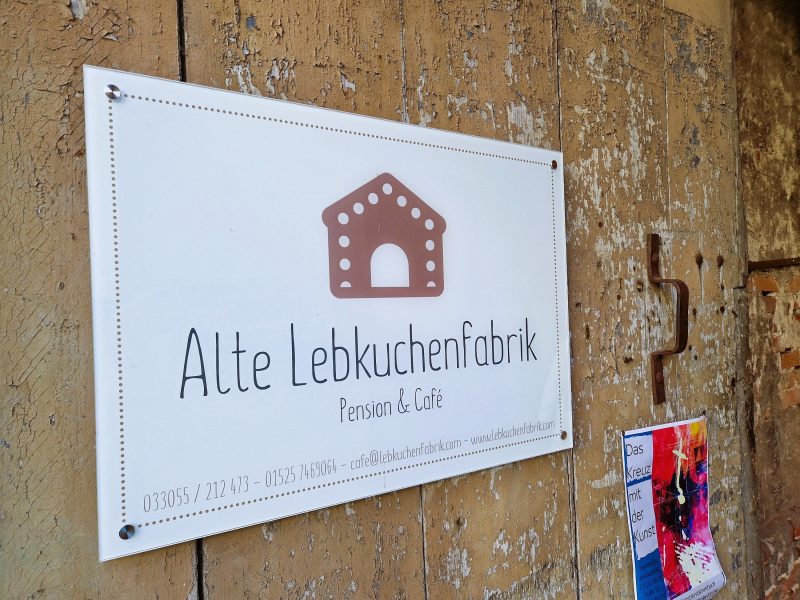 Eingangsschild zur alten Lebkuchenfabrik in Kremmen in Brandenburg