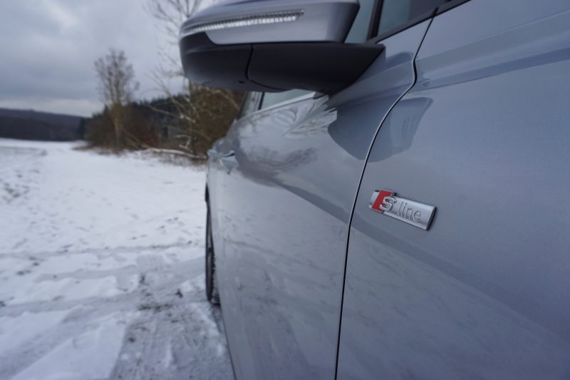 Seite vom Audi Q4 Sportback 50 e-tron