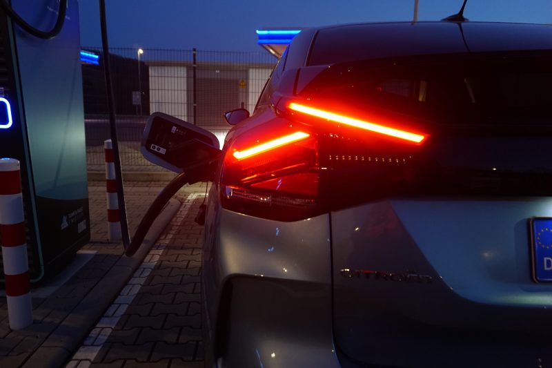Der Citroën ë-C4 Electric an einer Ladesäule am Abend
