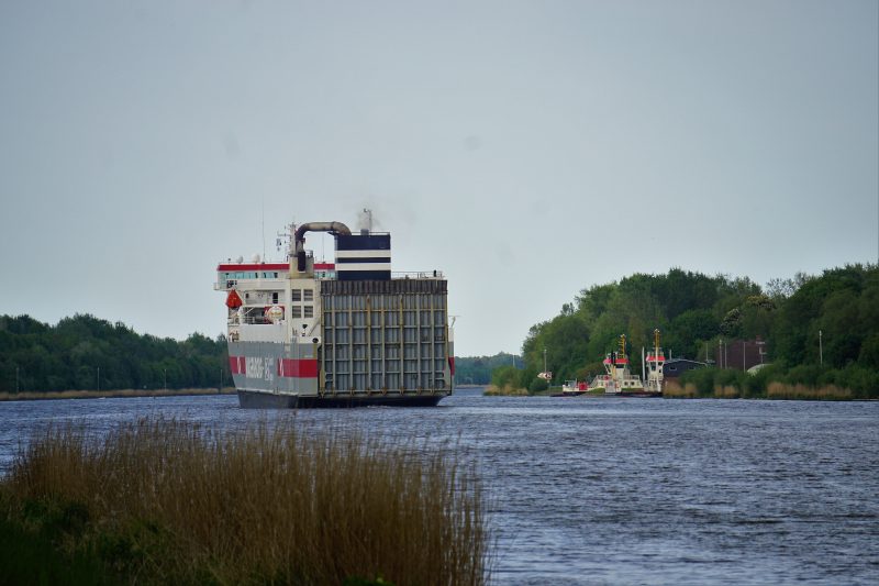 Ro-Ro Schiff und die Fähre am Nord-Ostsee-Kanal