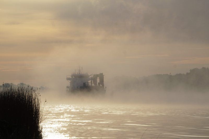 Schiff im Nebel am Nord-Ostsee-Kanal