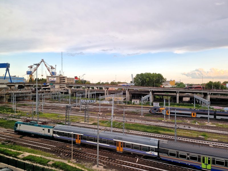 Blick auf die Gleise am Bahnhof Mestre in Venedig vom Meininger Hotel aus