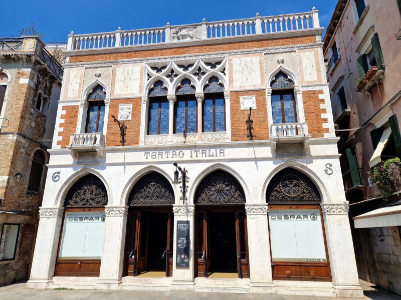 Das Despar Teatro Italia (Supermarkt) in Venedig von außen