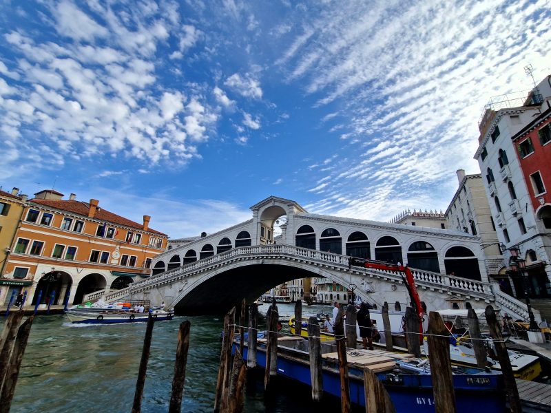 Rialtobrücke in Venedig im Sommer 2023
