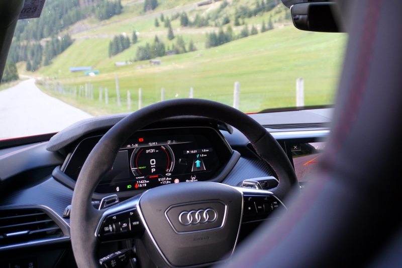 Der Audi RS e-tron GT im Test - Lenkrad
