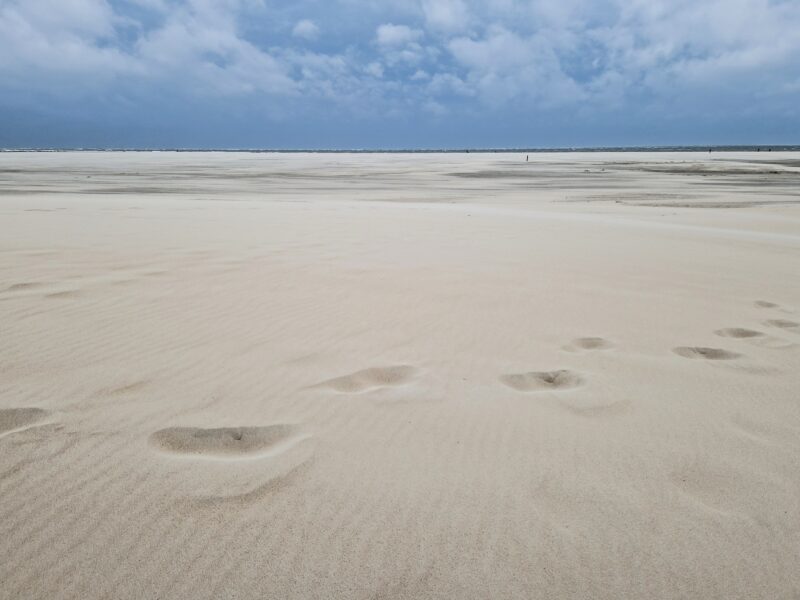 Fußspuren im Strand bei Texel im Sturm