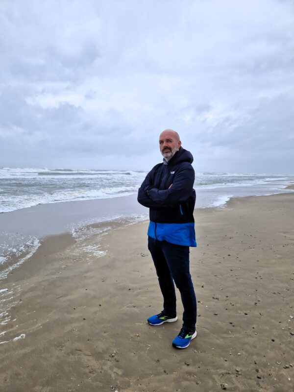 Ich bei Sturm am Strand von Texel im Oktober 2023