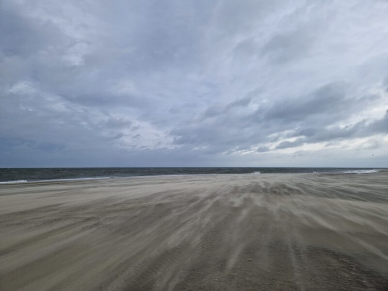Stürmischer Strand auf Texel im Oktober 2023