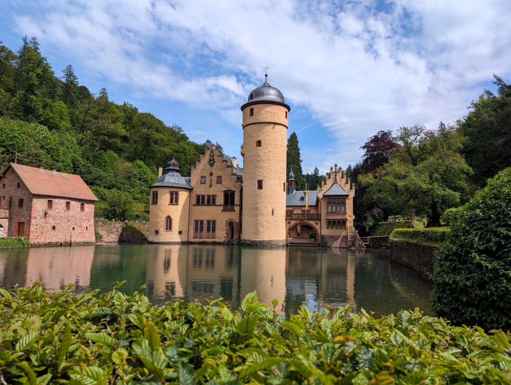 Das Schloss Mespelbrunn mitten im Spessart