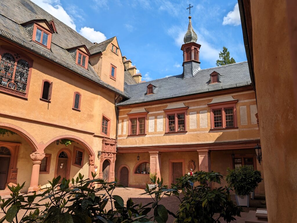 Das Schloss Mespelbrunn mitten im Spessart_Innenhof