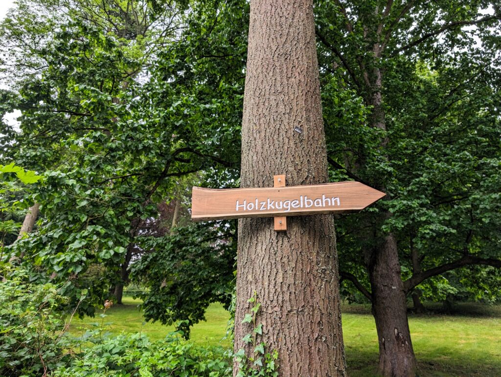 Wegweiser Holzkugelbahn in Miltenberg