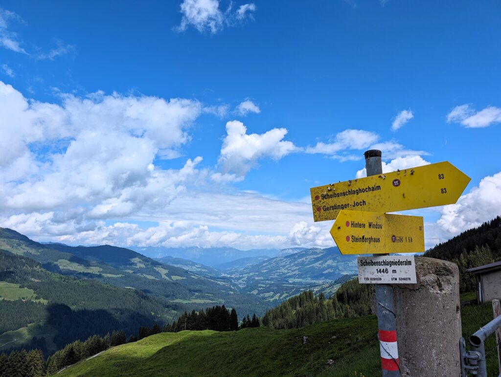 KAT-Walk Alpin Wegweiser auf der Etappe 3