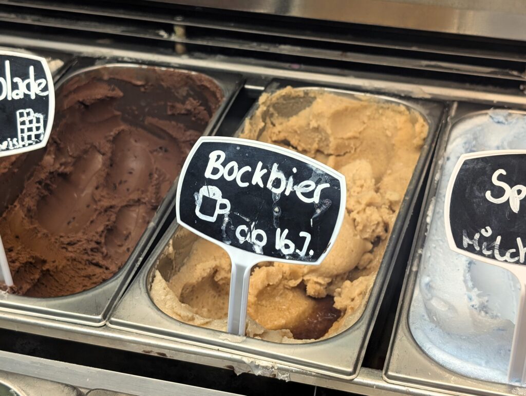 Bockbiereis im Eisladen in Hersbruck im Rahmen der Hopfenwochen im Nürnberger Land