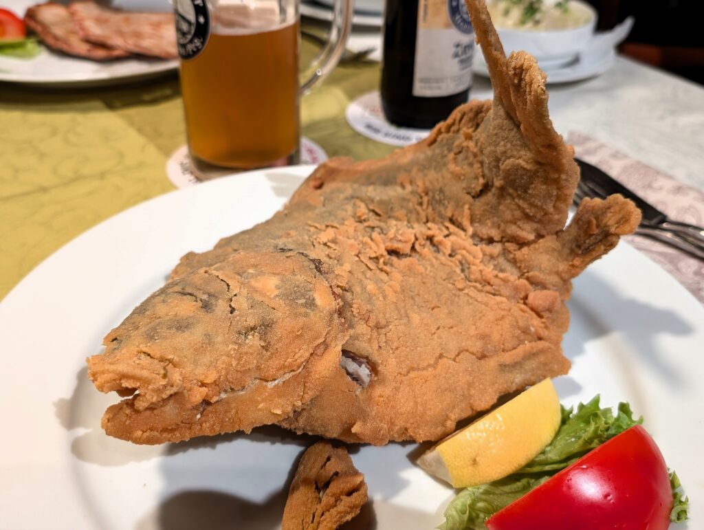 Karpfen im Bierteig im Rahmen der Hopfenwochen im Nürnberger Land