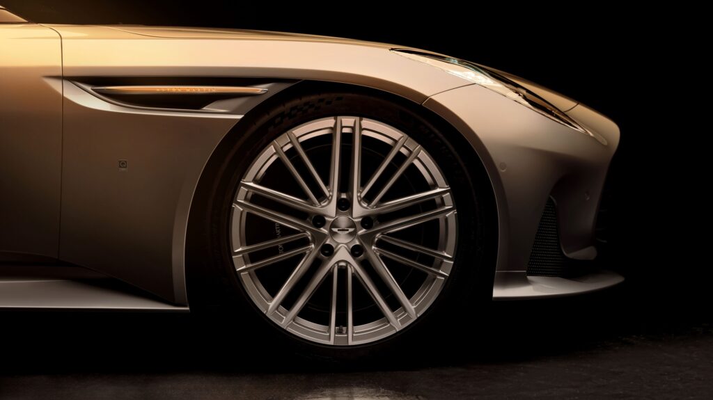 Aston Martin DB12 in der Goldfinger Edition