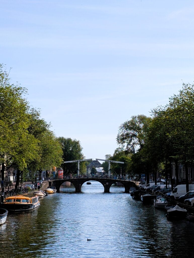 Ausblick auf eine Gracht in Amsterdam