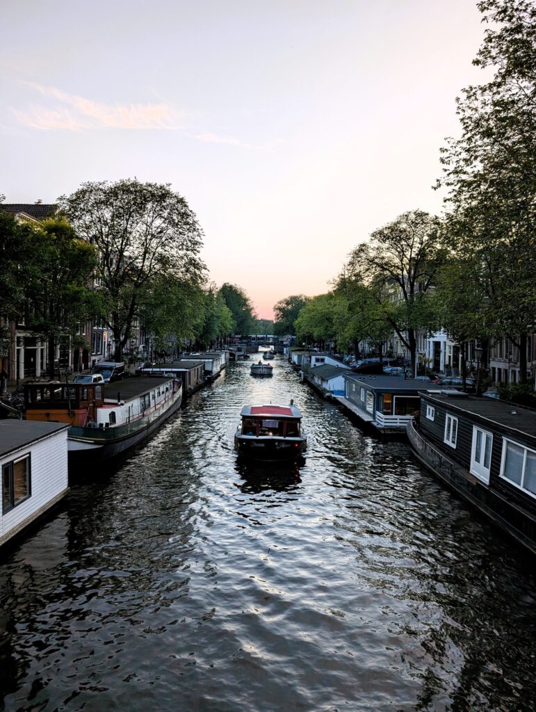 Boote auf einer Gracht in Amsterdam