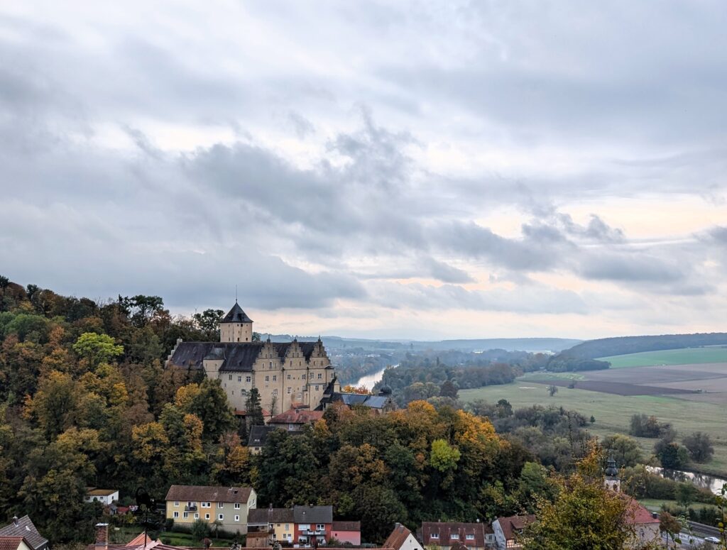 Das Schloss Mainberg auf dem Der Main auf dem 3-Tälerweg im Schweinfurter Oberland