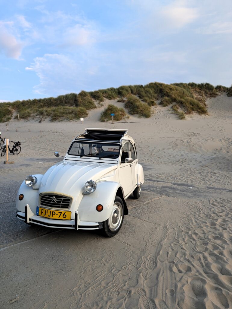 Ein Citroën 2CV auf Texel am Strand