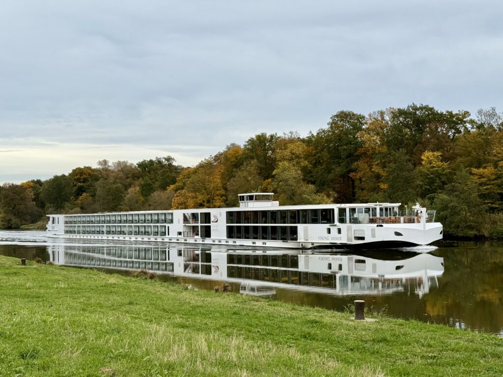 Kreuzfahrtschiff auf dem Main zurück vom 3-Tälerweg im Schweinfurter Oberland