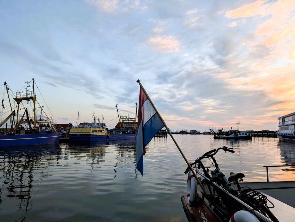 Niederlande, Hafen, Fahrräder und Schiffe