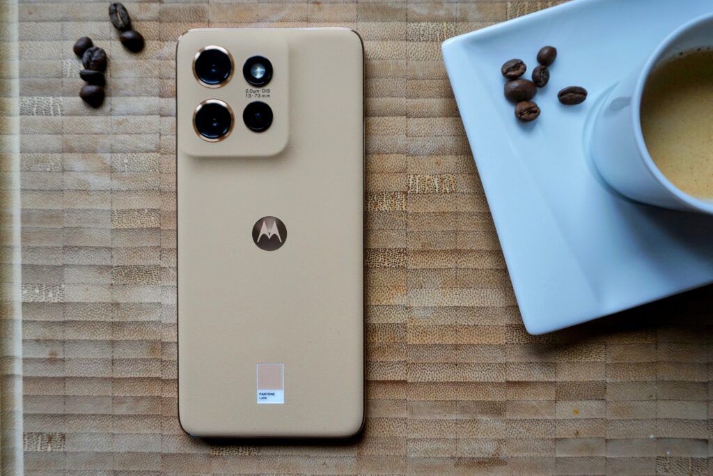 Das Motorola edge 50 neo in Pantone Lattè