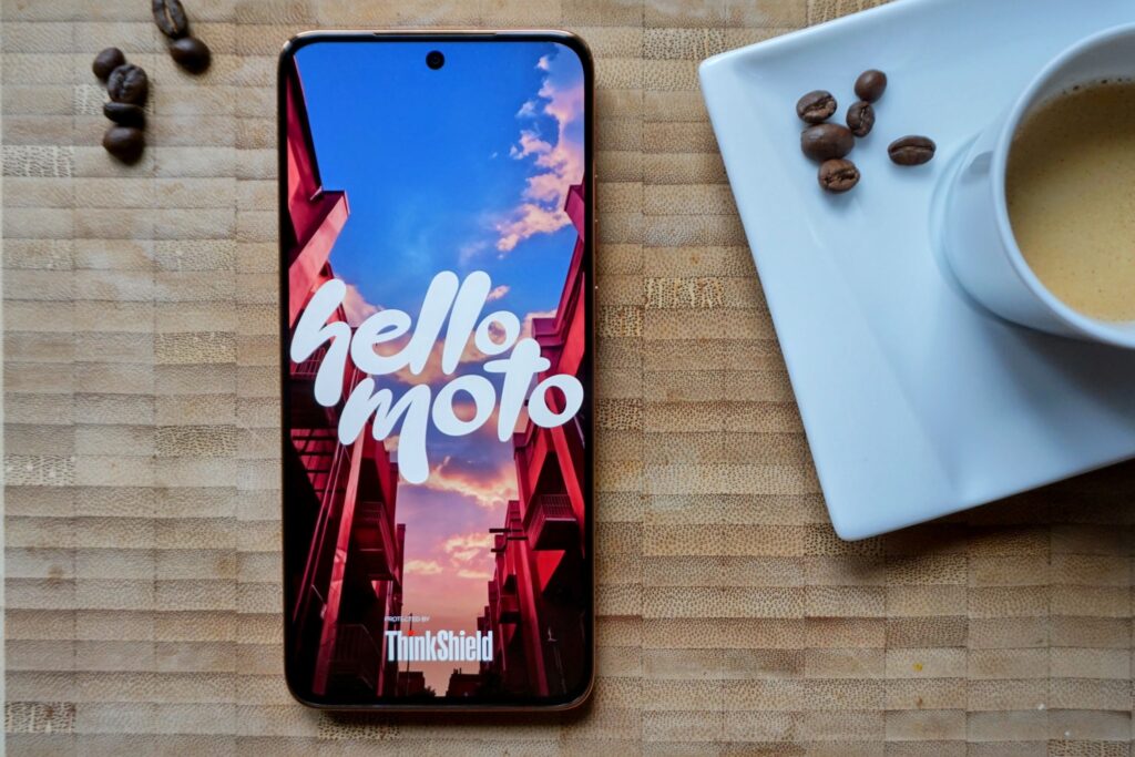 Das Motorola edge 50 neo in Pantone Lattè