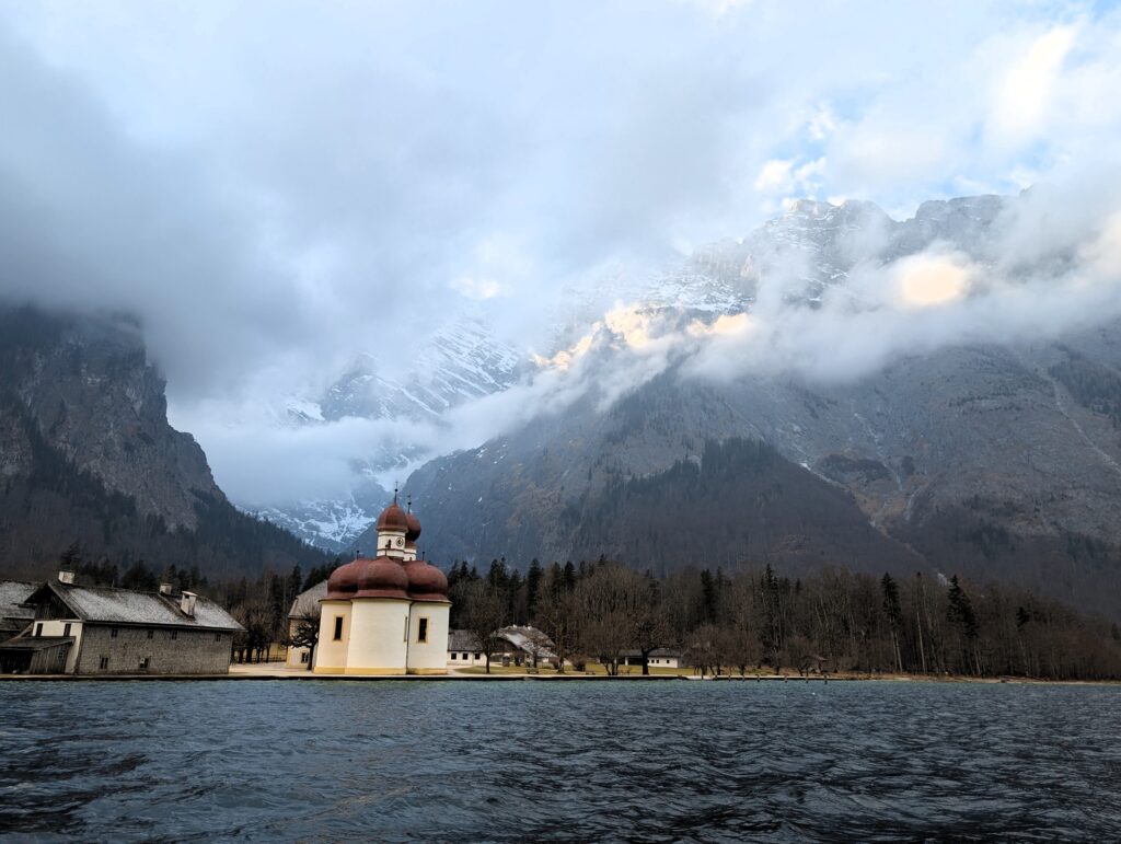 Wallfahrtskirche St. Bartholomä mit Watzmann im Winter in Berchtesgaden