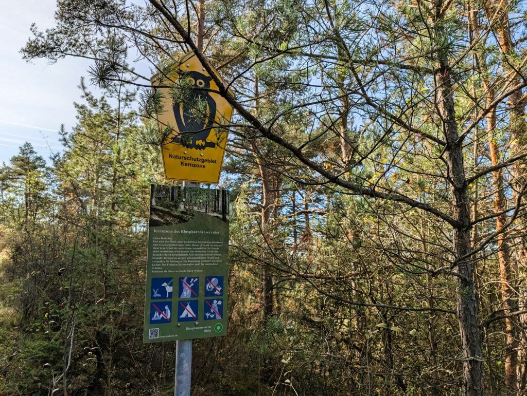 Eingang zur Kernzone auf der Herbstwanderung Wein, Wald und Wild Runde beim Hammelburg