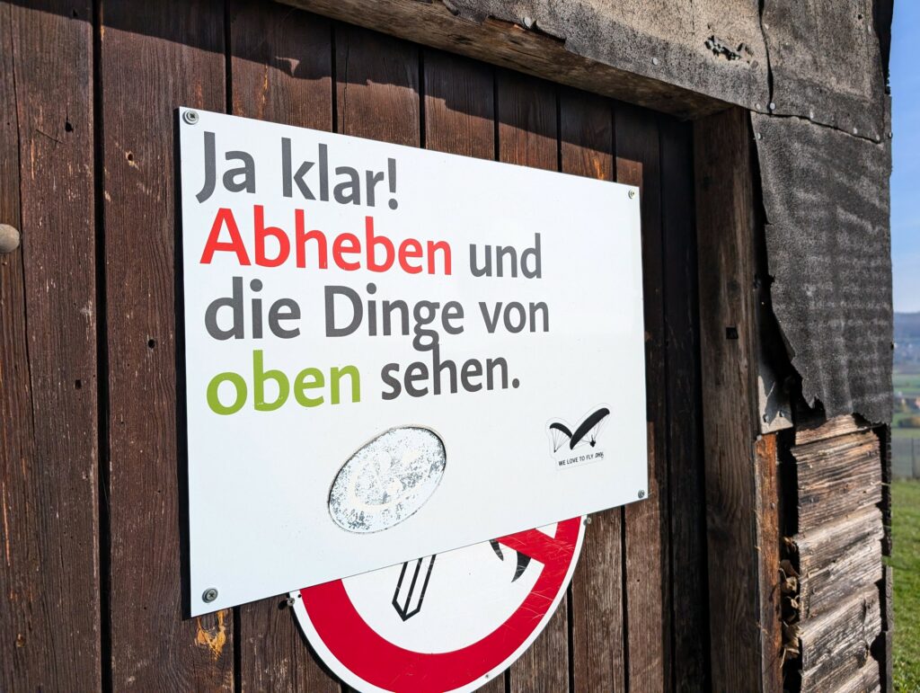 Schild für Gleitschirmfliegen auf der Wanderung Wein, Wald und Wild Runde beim Hammelburg
