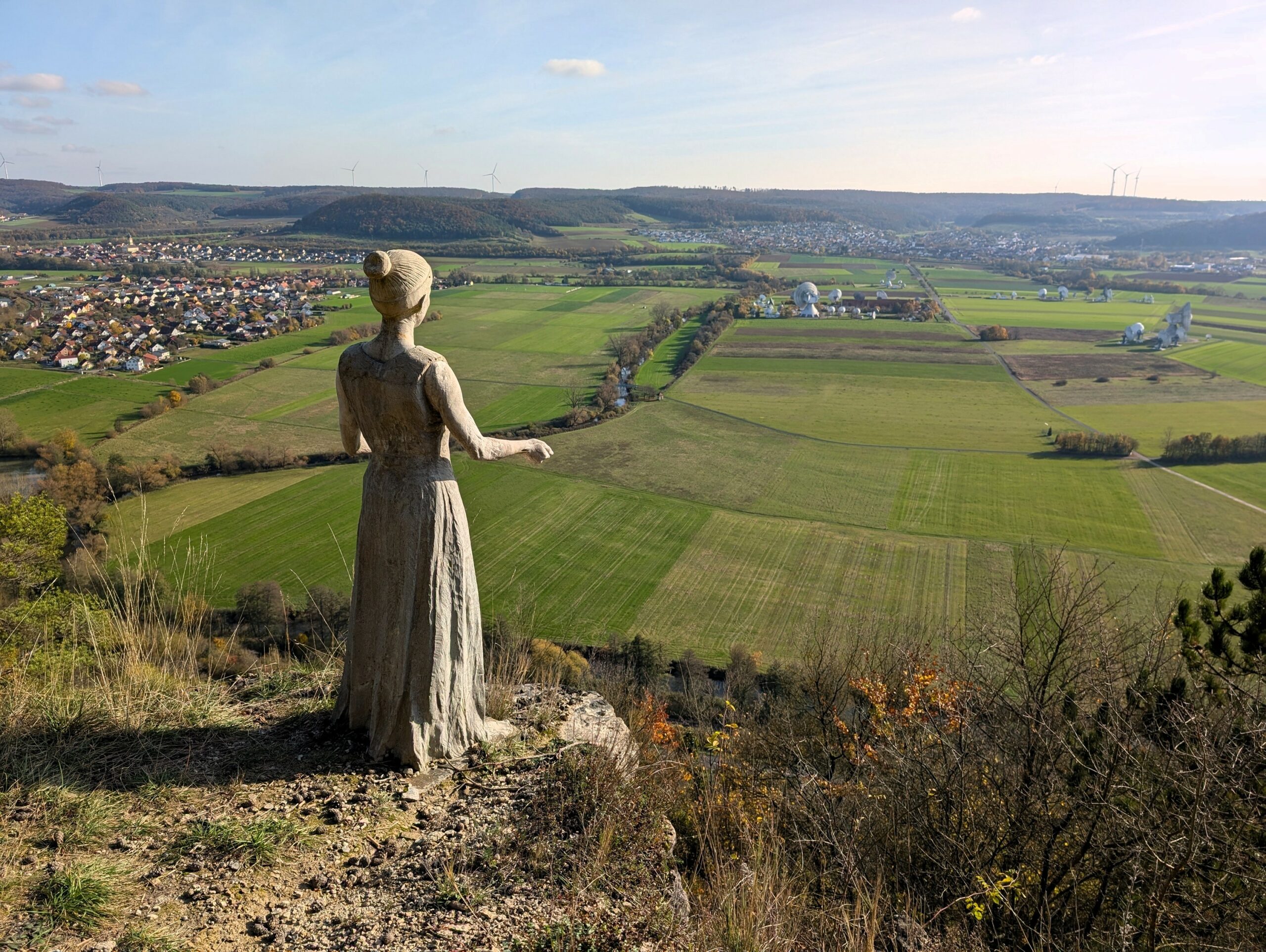 Steinfigur Amalberga auf der Wanderung Wein, Wald und Wild Runde beim Hammelburg