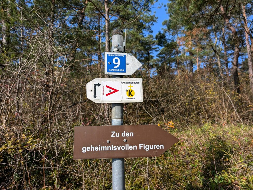 Wegweiser auf der Wanderung Wein, Wald und Wild Runde beim Hammelburg