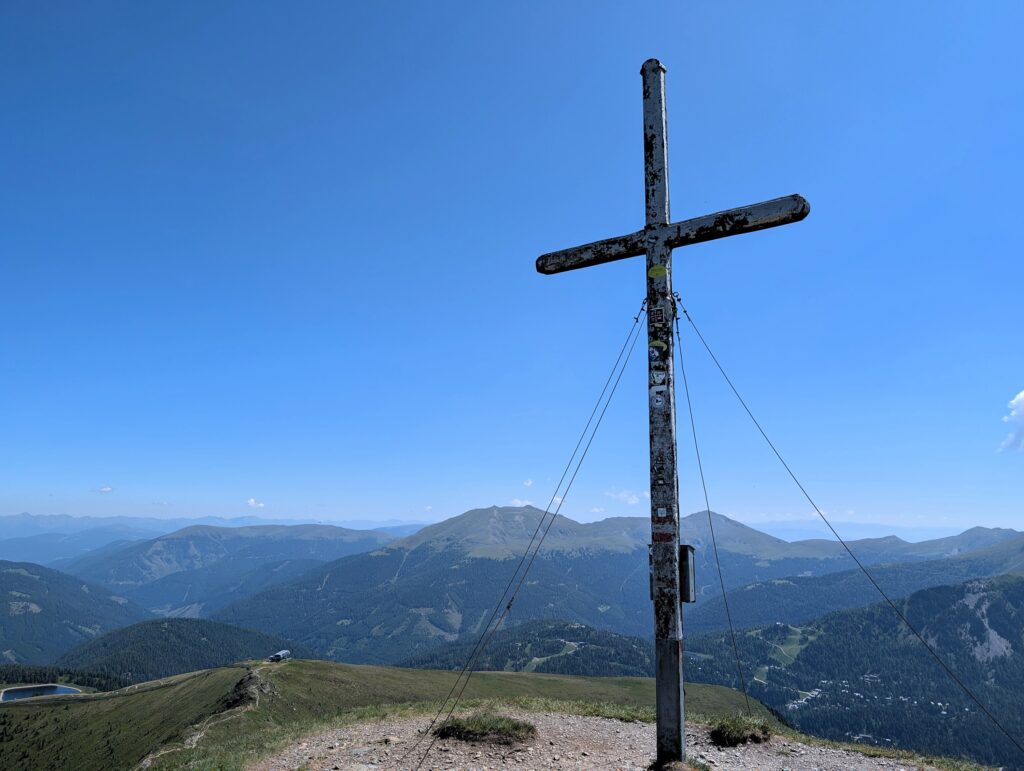 Nockberge-Trail Etappe 4 von der Turracher Höhe zum Falkertsee - Gipfelkreuz auf dem Rinsennock
